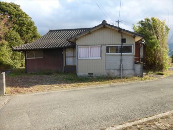 集落の角の家です