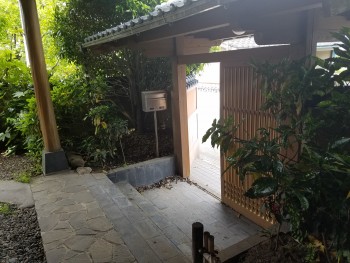 門内側