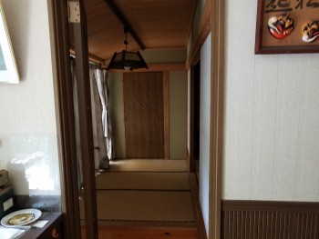 居間から和室方面