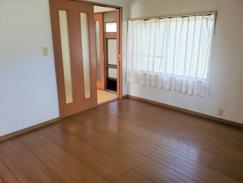 ダイニングキッチンより玄関方面