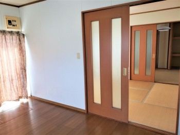 ダイニングより和室方面