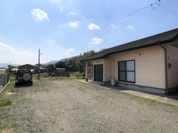 屋根付き車庫１台分と複数台駐車可