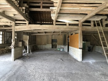 納屋内部