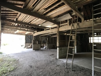納屋内部