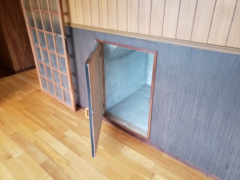 ダイニング横壁　収納