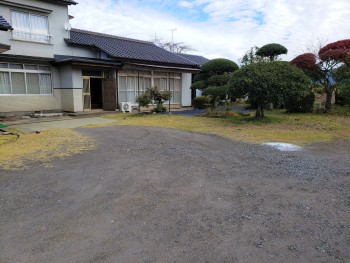 玄関前にも駐車可能　広々です