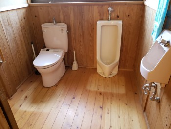 トイレ内部（バリアフリー）