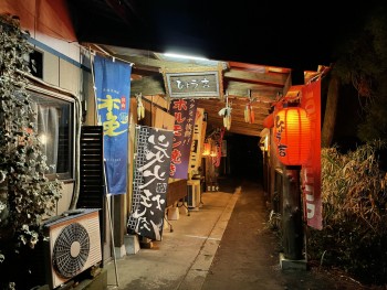 周辺（長屋の建物にいくつかのお店が連なっています）