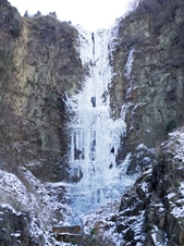凍結した古閑の滝の画像
