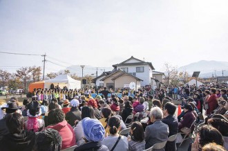 多くの来場者で埋め尽くされた会場の写真1