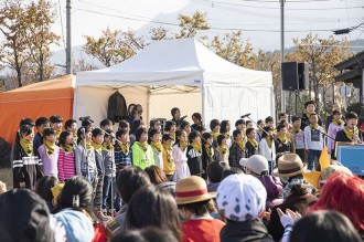 阿蘇小学校4年生児童による「ウィーアー！」の合唱