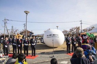 除幕の準備中