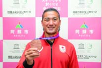 銅メダルを手にする石田大河さん