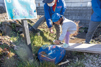 ホタルの幼虫を放流する園児