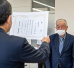 表彰状を受け取る坂梨さん