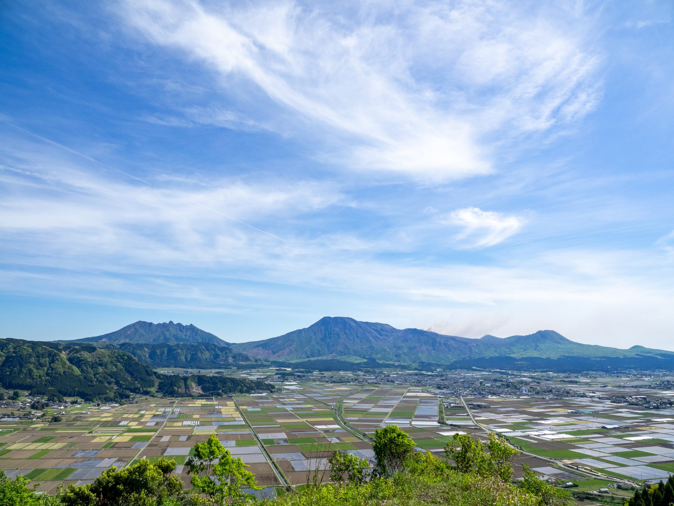 涅槃像（阿蘇五岳）と千枚田
