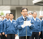 追悼のことばを述べる佐藤市長