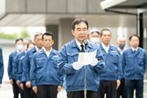 追悼のことばを述べる佐藤市長