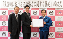 株式会社清峰院の笹原裕平社長（中央）と笹原俊和会長
