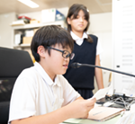 録音する小学生