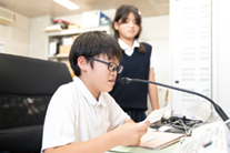 録音する小学生