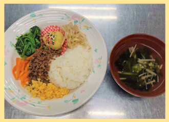 ビビンバ風そぼろ丼、キラキラスープ、さつま芋のタルトレットの写真