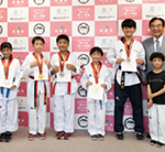 賞状を手に笑顔の選手たち