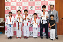 賞状を手に笑顔の選手たち