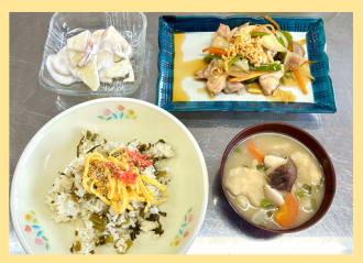 高菜めし、だご汁、チキンと野菜の香味ソースかけ、フルーツのヨーグルト和え