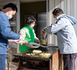 お好み焼きを作るスタッフ