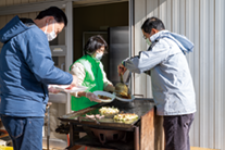 お好み焼きを作るスタッフ