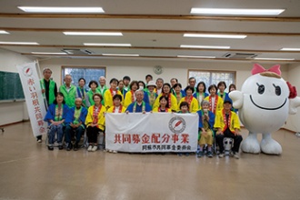 募金に協力を呼びかける