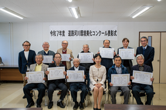 道路と河川に彩りを