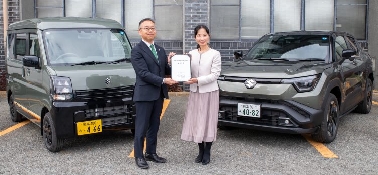 協定後、貸与車両前での奥中社長と松嶋市長記念写真